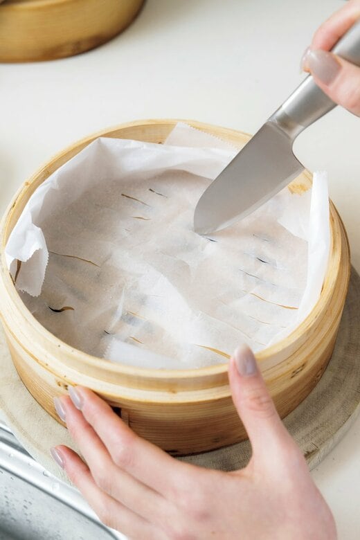 クッキングシートに包丁で穴をあける