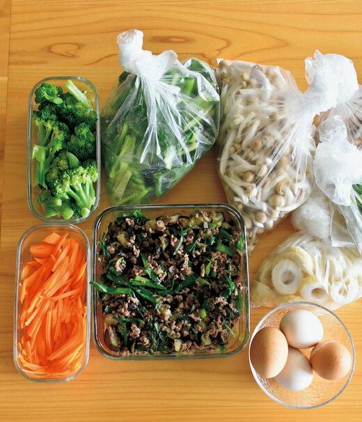 机に並べられた野菜や作り置きのおかず