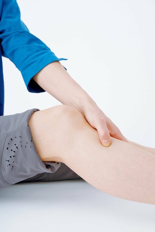 ひざ下のツボ「足三里」を押す人