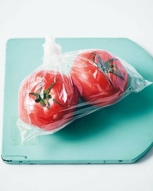 ポリ袋に入れたトマト