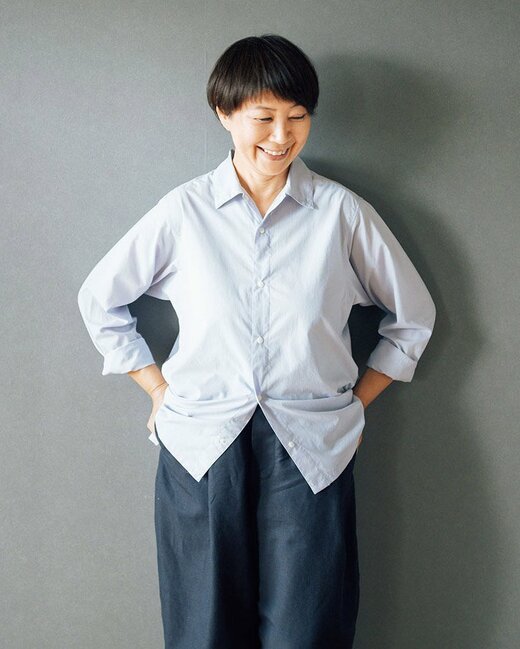 トレイルシャツ着た女性