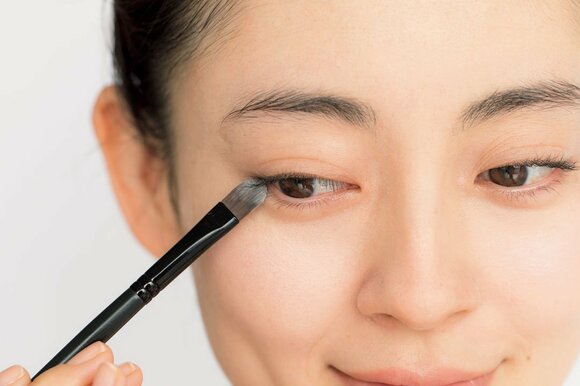 もう夕方にパンダ目&まろ眉にならない!朝一発でキメるメイク