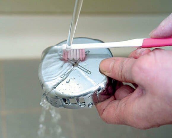 出水口キャップを外して歯ブラシでブラッシング