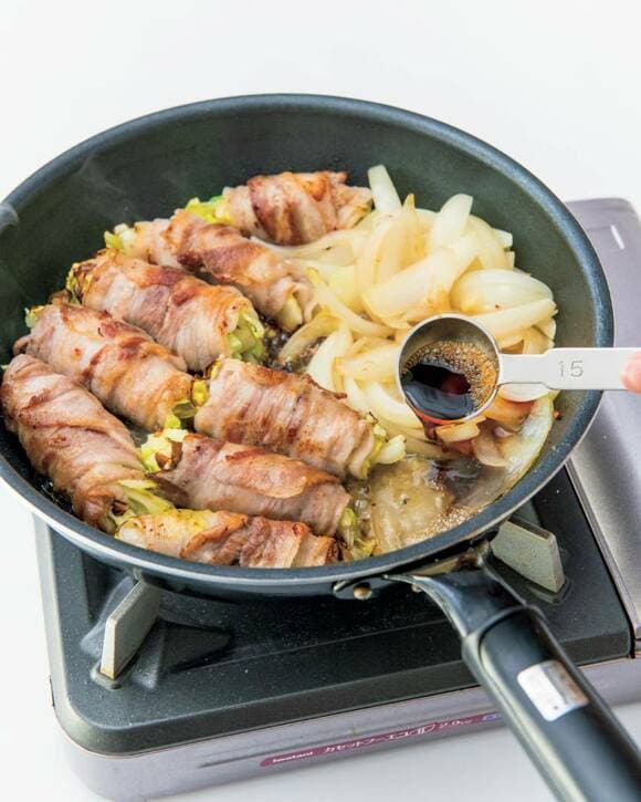 調味料を加える様子