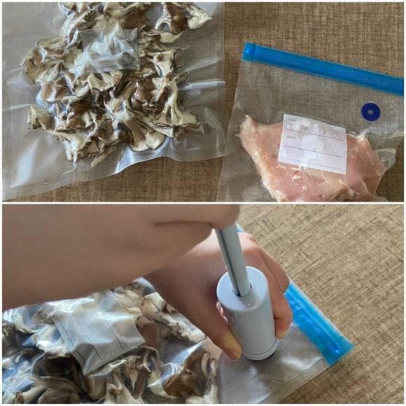 袋にキノコとお肉と空気を抜く様子
