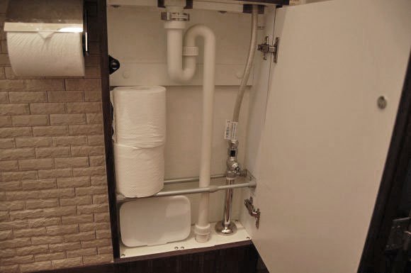 パイプを避けてとおし、上にトイレットペーパーを