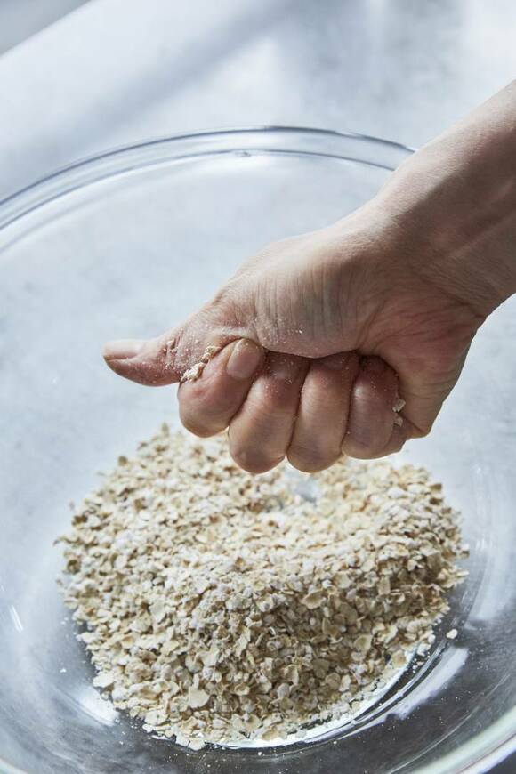オートミールを手でギュッと握る