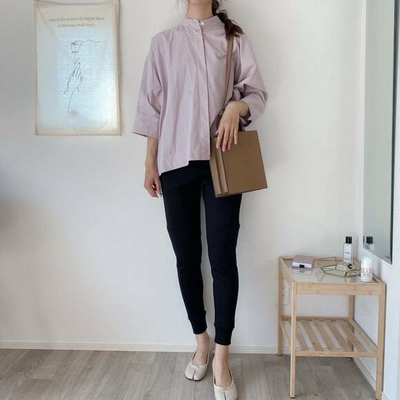 スウェットパンツとシャツのコーデ