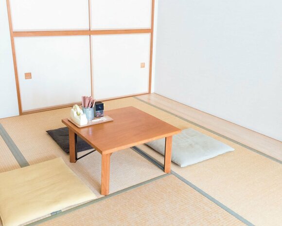 お絵描き道具はテーブルのトレーに戻すだけなら、子どもでも簡単