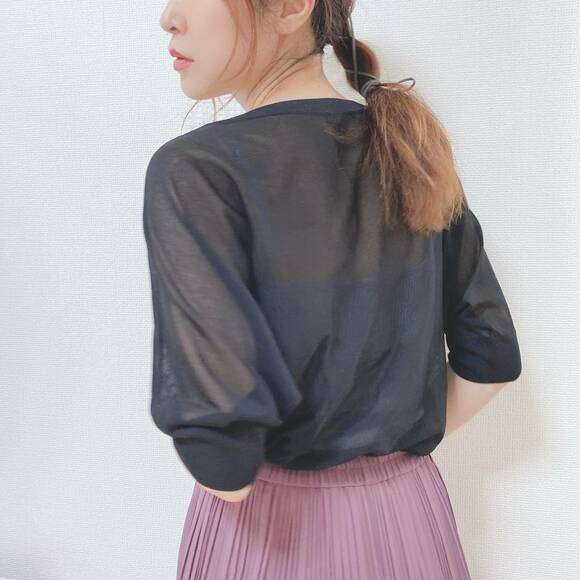 ライトシアーボートネックセーターを着た女性うしろ