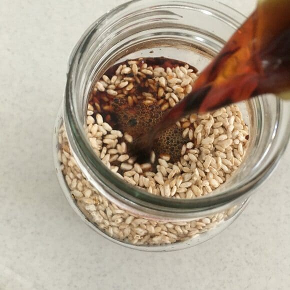 麹にひたるくらいしょうゆを加える