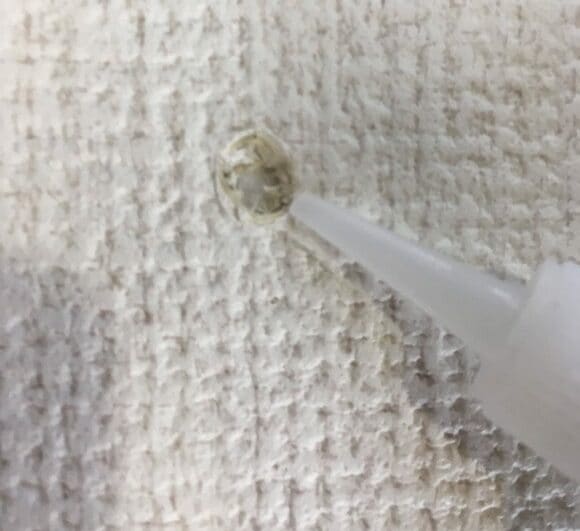 瞬間接着剤を入れます