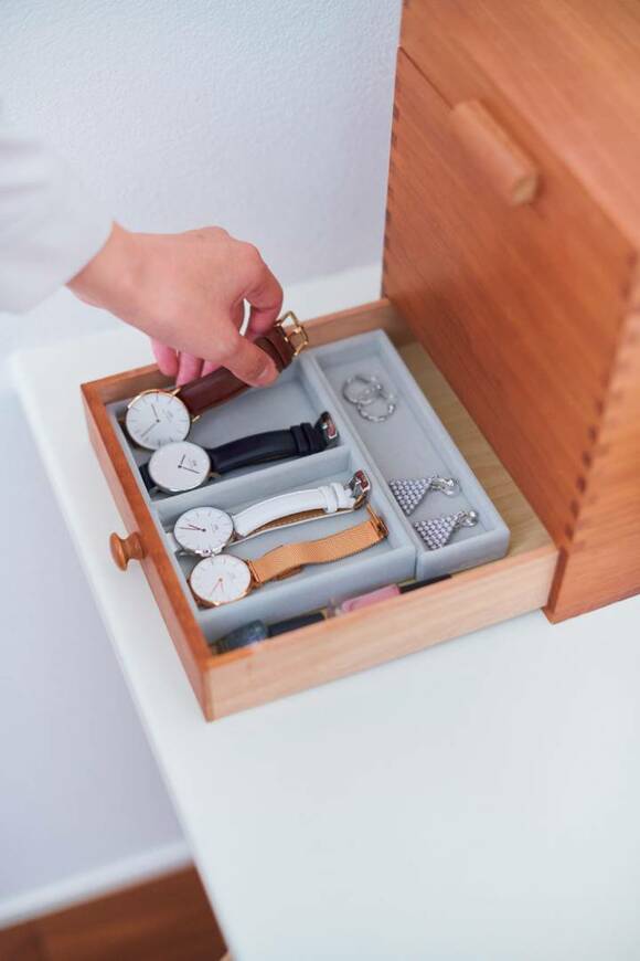 仕切りケースに腕時計など