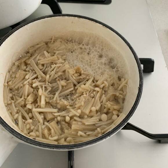 酒をふりかけフタをして火にかける