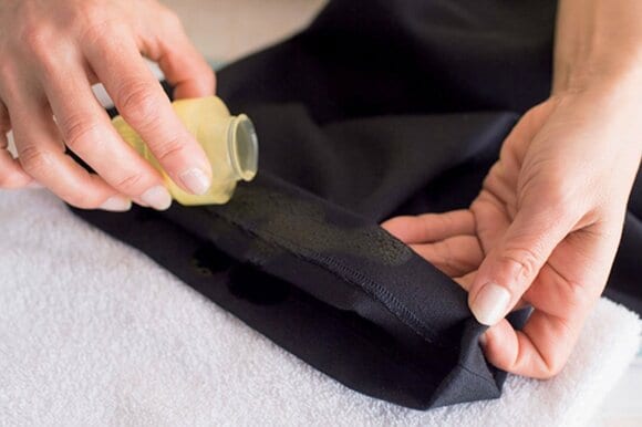 裾の汚れをたたき洗い