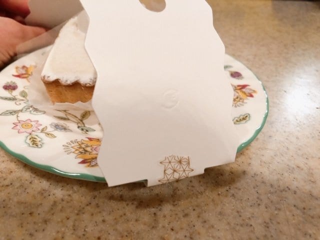 仕切りの両端をマスキングテープでとめる