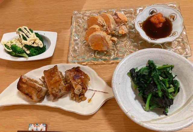 写真:好きな皿に盛るひとり