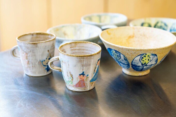 キッチン横の食器収納には、妻の作品もたくさん収められています