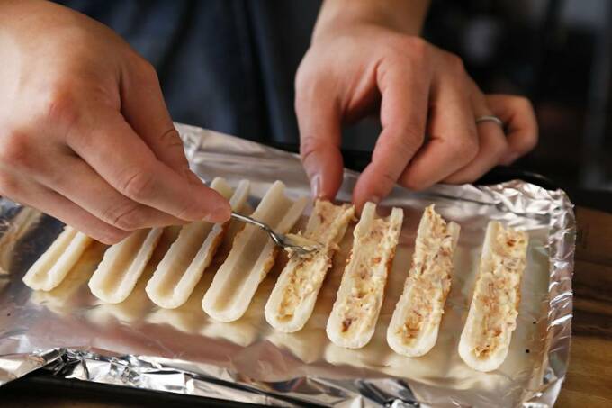 ちくわの溝にマヨカツオを塗る