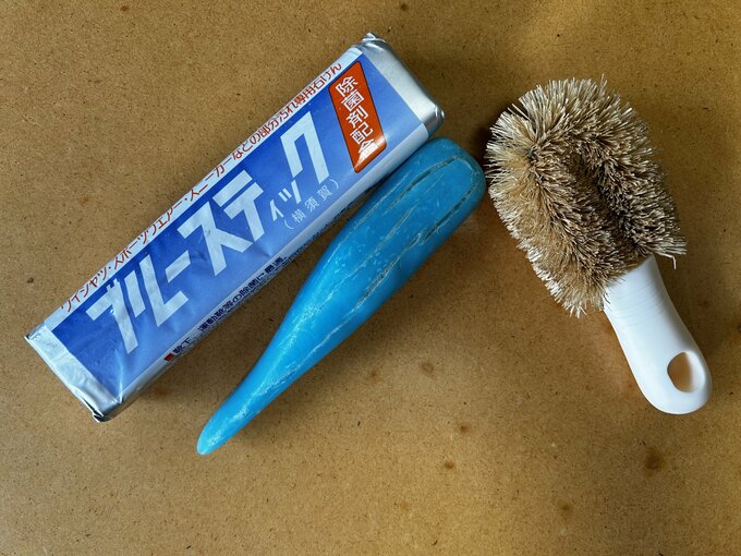 「ブルースティック」（ネットで購入）と、ダイソーで買った「柄付き天然たわし」