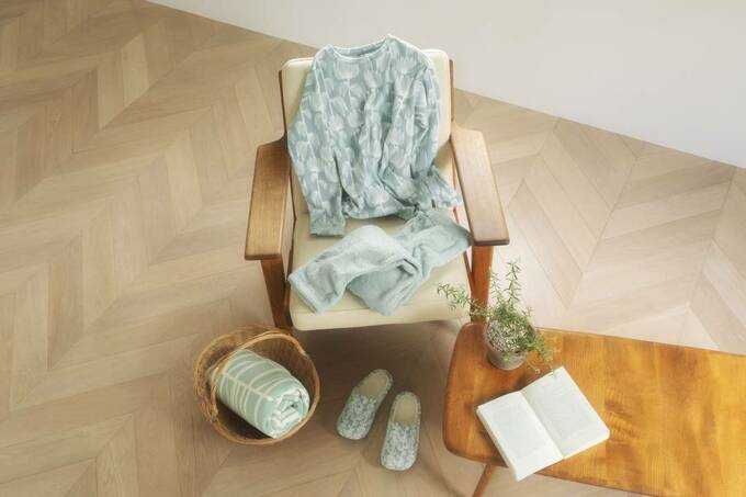 イスにルームシューズなど