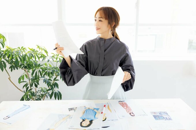 紙を持つ女性