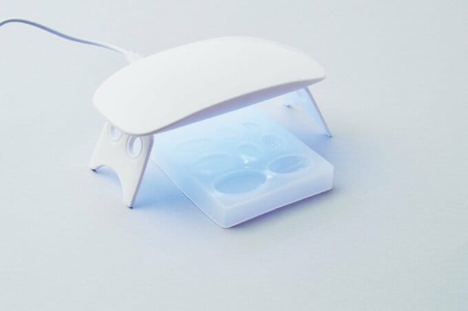 LEDライトでレジンを照射する