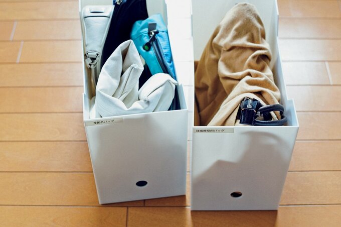 ファイルボックス2つにバッグなどを収納