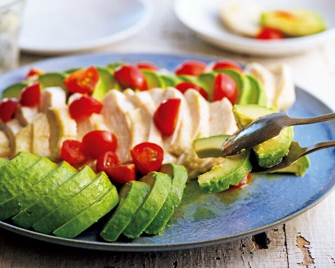 アボカドと蒸し鶏のごちそうサラダ