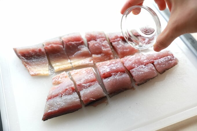 サバの切り身に、酒と塩をふる