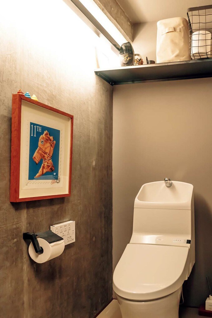 トイレにはバー状の間接照明を設置