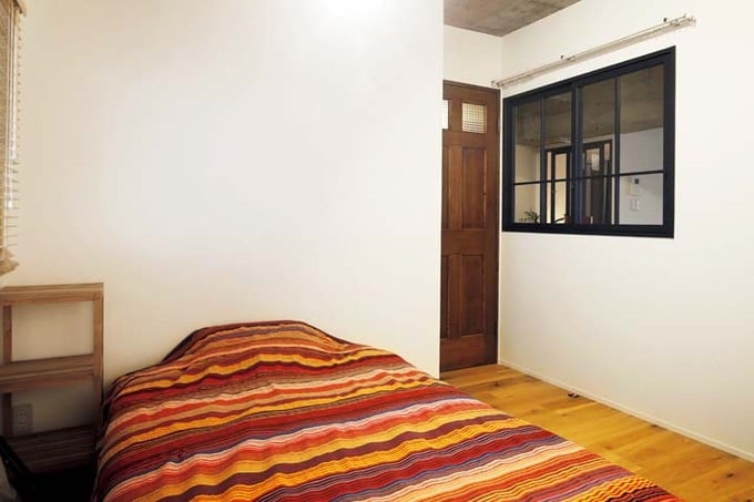 室内窓からベランダの借景が目に入る子ども部屋