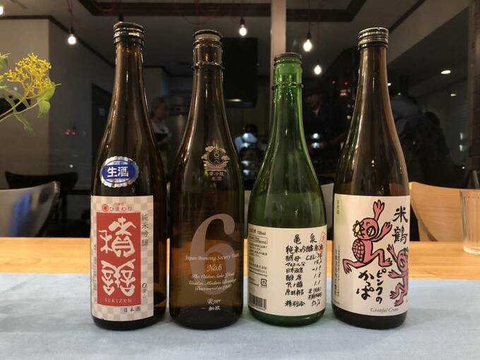 4種類の日本酒の瓶が並ぶ様子