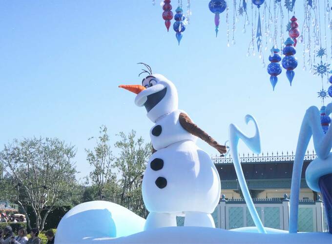 粉雪とともに輝くオラフ