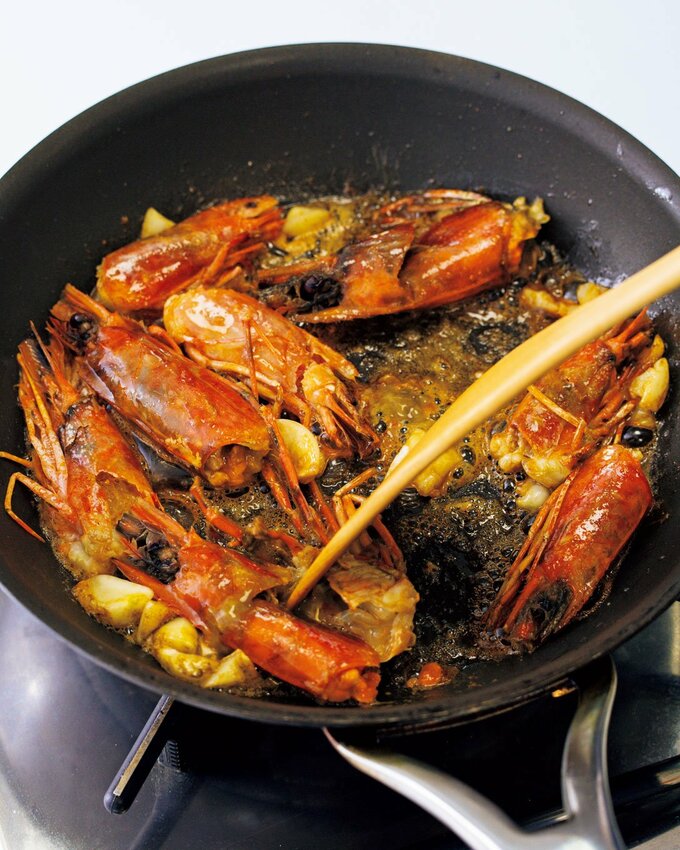 フライパンにエビ