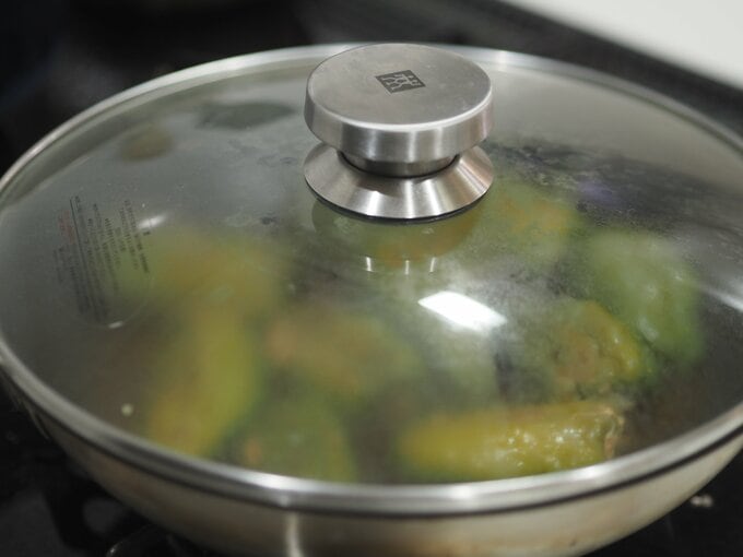 蒸し焼きにしている様子