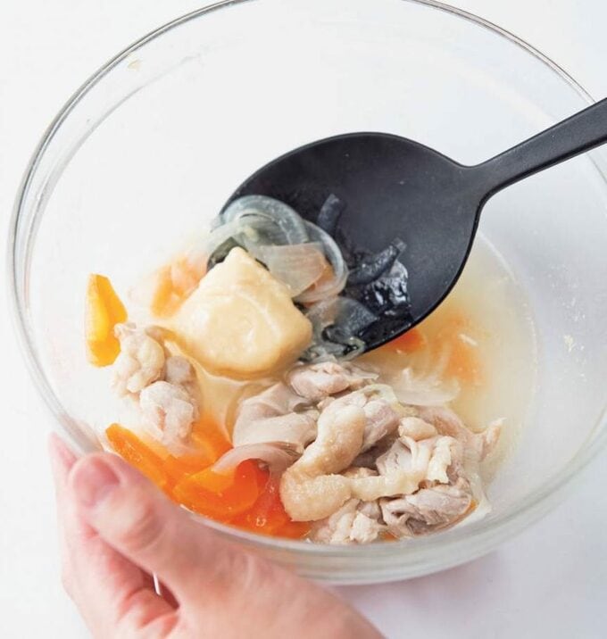 透明ボウルに黒へらとルウ