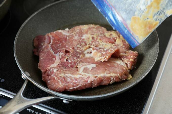 フライパンに豚みそ漬けを入れる