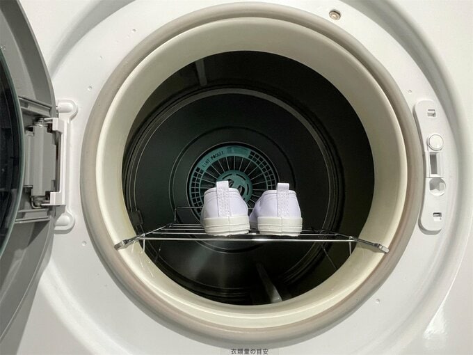 衣類乾燥機に子どもの靴
