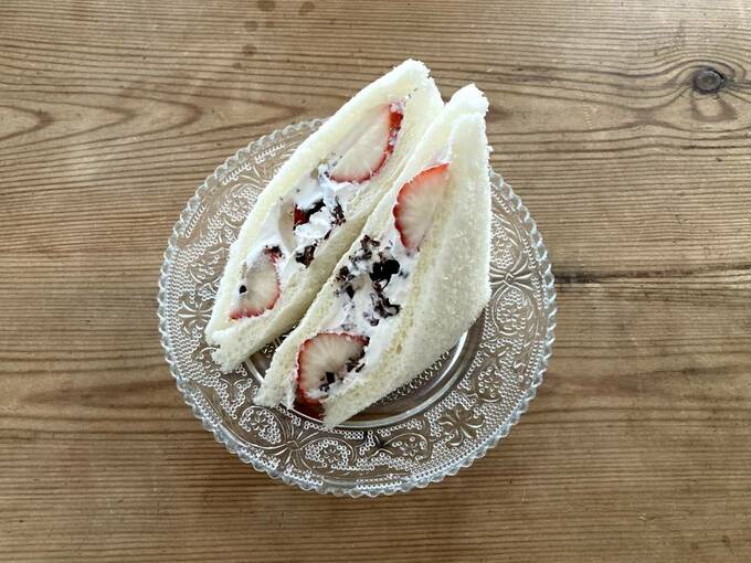 透明皿にイチゴとチョコの生クリームサンド