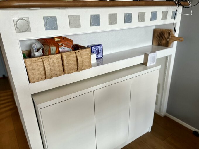 タイルを使用したキッチンカウンター下