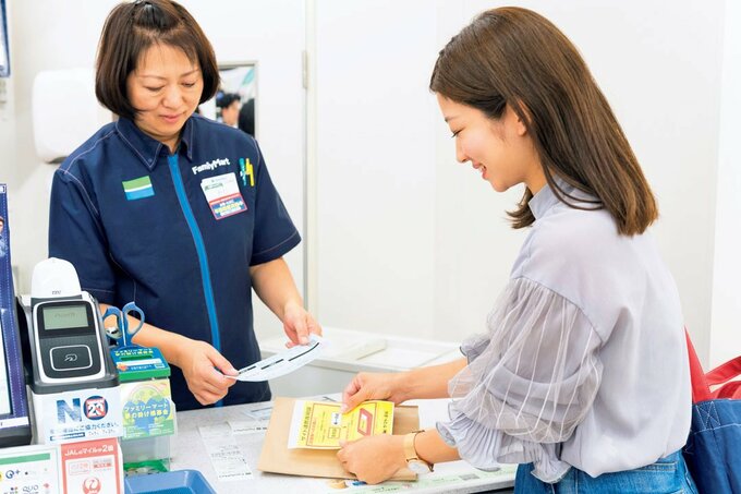 商品に用紙をセットしている様子