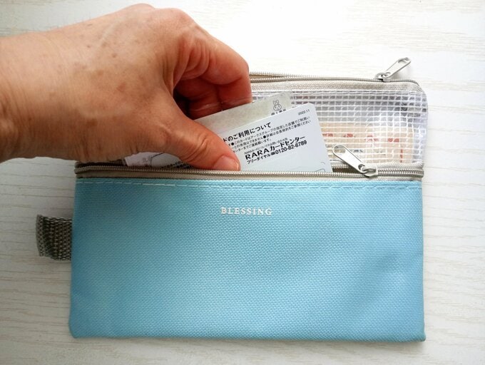 カードを取り出す様子