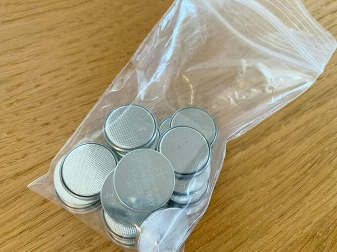 チャックつきの袋に電池