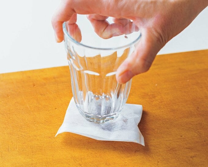 コップでおさえる