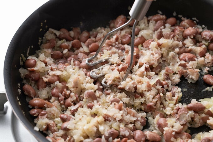 金時豆をマッシュしている