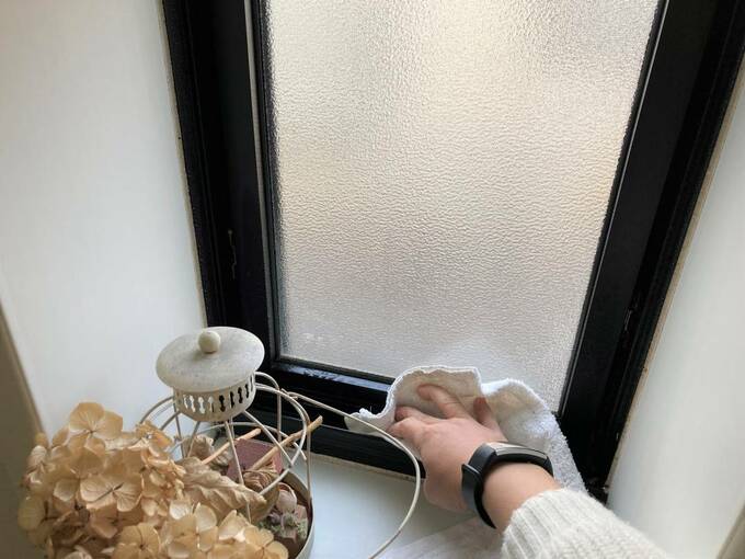 トイレの窓を拭き掃除