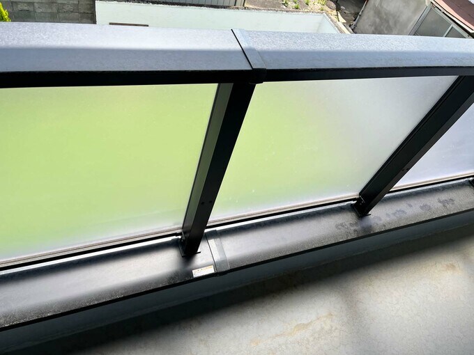 汚れた手すりと床