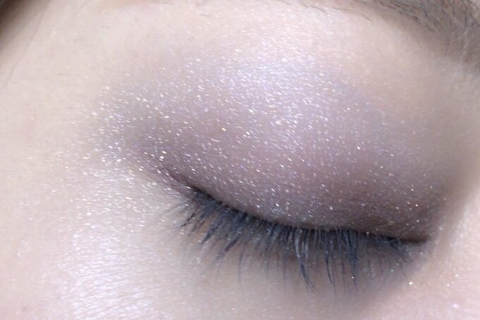モーヴブラウン系の「PU-5」でメイクしたまぶた