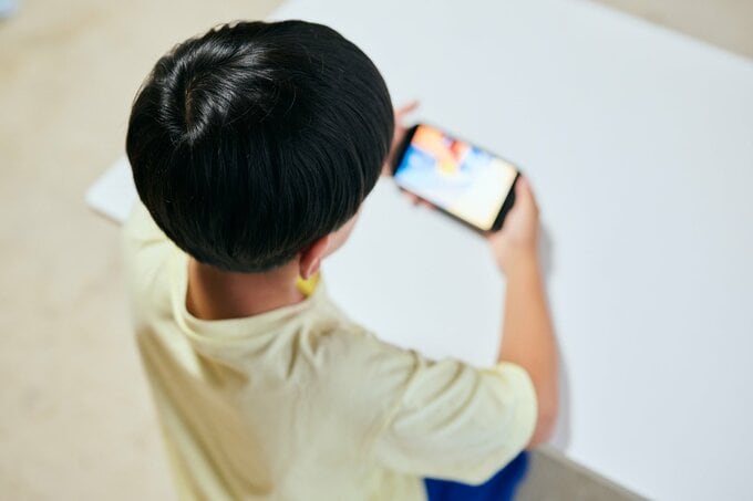 スマホを見る子